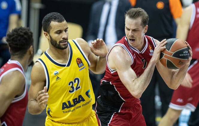 Basketball: Euroleague, Alba Berlin - AX Armani Exchange Mailand, Hauptrunde, 20. Spieltag, Mercedes-Benz Arena. Michael Roll (r) von Mailand kaempft gegen ALBAs Johannes Thiemann um den Ball. ALBA Berlin vs Armani Mailand