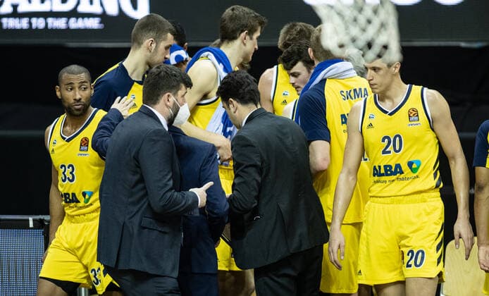 Basketball: Euroleague, Alba Berlin - AX Armani Exchange Mailand, Hauptrunde, 20. Spieltag, Mercedes-Benz Arena. ALBAs Spieler stehen in der ersten Pause enttaeuscht mit ihrem Co-Trainer Israel Gonzalez zusammen. ALBA Berlin vs Armani Mailand