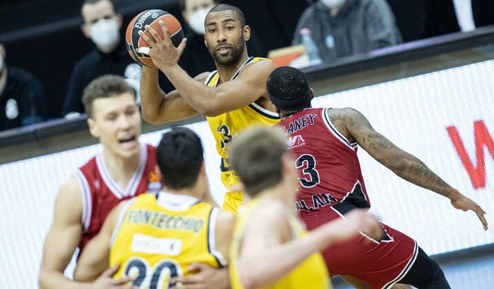 Basketball: Euroleague, Alba Berlin - AX Armani Exchange Mailand, Hauptrunde, 20. Spieltag, Mercedes-Benz Arena. ALBAs Jayson Granger (M) hält den Ball fest gegen Malcolm Delaney (r) von Mailand. ALBA Berlin vs Armani Mailand