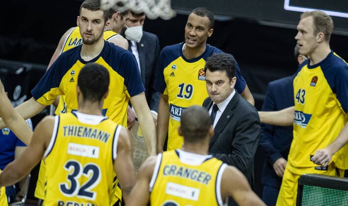 Basketball: Euroleague, Alba Berlin - AX Armani Exchange Mailand, Hauptrunde, 20. Spieltag, Mercedes-Benz Arena. ALBAs Kresimir Nikic (l-r), Louis Olinde, Co-Trainer Israel Gonzalez und Luke Sikma stehen zusammen. ALBA Berlin vs Armani Mailand