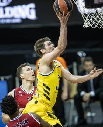 Basketball: Euroleague, Alba Berlin - AX Armani Exchange Mailand, Hauptrunde, 20. Spieltag, Mercedes-Benz Arena. ALBAs Ben Lammers (r) springt mit dem Ball zum Korb vor Kaleb Tarczewski von Mailand. ALBA Berlin vs Armani Mailand