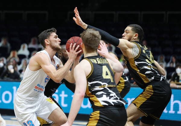Löwen Braunschweig vs. MBC, BBL Braunschweig, 14.01.2021, BASKETBALL - easyCredit BBL Basketball Bundesliga, Löwen Braunschweig vs. SYNTAINICS Mitteldeutsche Basketball Club, Saison 2020 21. Michal Michalak (MBC), Luc van Slooten (Löwen Braunschweig), Gavin Schilling (Löwen Braunschweig) Braunschweig
