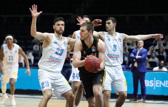 Löwen Braunschweig vs. MBC, BBL Braunschweig, 14.01.2021, BASKETBALL - easyCredit BBL Basketball Bundesliga, Löwen Braunschweig vs. SYNTAINICS Mitteldeutsche Basketball Club, Saison 2020 21. Michal Michalak (MBC), Martin Peterka (Löwen Braunschweig), Marko Krstanovic (MBC) Braunschweig