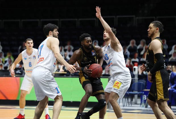 Löwen Braunschweig vs. MBC, BBL Braunschweig, 14.01.2021, BASKETBALL - easyCredit BBL Basketball Bundesliga, Löwen Braunschweig vs. SYNTAINICS Mitteldeutsche Basketball Club, Saison 2020 21. Aleksander Marelja (MBC), Bazoumana KonÃ (Löwen Braunschweig) , Michal Michalak (MBC) Braunschweig