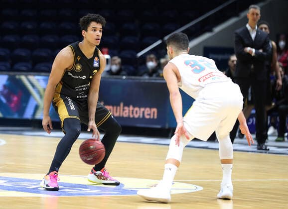Löwen Braunschweig vs. MBC, BBL Braunschweig, 14.01.2021, BASKETBALL - easyCredit BBL Basketball Bundesliga, Löwen Braunschweig vs. SYNTAINICS Mitteldeutsche Basketball Club, Saison 2020 21. Garai Zeeb (Löwen Braunschweig), Roko Rogic (MBC) Braunschweig