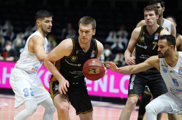 Löwen Braunschweig vs. MBC, BBL Braunschweig, 14.01.2021, BASKETBALL - easyCredit BBL Basketball Bundesliga, Löwen Braunschweig vs. SYNTAINICS Mitteldeutsche Basketball Club, Saison 2020 21. Roko Rogic (MBC), Martin Peterka (Löwen Braunschweig) David Brembly (MBC) Braunschweig