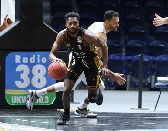Löwen Braunschweig vs. MBC, BBL Braunschweig, 14.01.2021, BASKETBALL - easyCredit BBL Basketball Bundesliga, Löwen Braunschweig vs. SYNTAINICS Mitteldeutsche Basketball Club, Saison 2020 21. Bazoumana KonÃ (Löwen Braunschweig) Braunschweig
