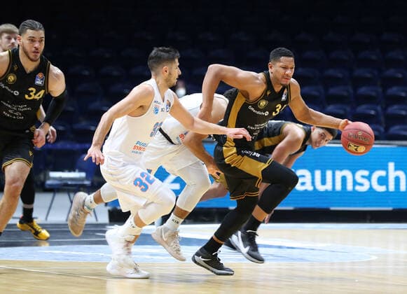 Löwen Braunschweig vs. MBC, BBL Braunschweig, 14.01.2021, BASKETBALL - easyCredit BBL Basketball Bundesliga, Löwen Braunschweig vs. SYNTAINICS Mitteldeutsche Basketball Club, Saison 2020 21. Roko Rogic (MBC), Karim Jallow (Löwen Braunschweig) Braunschweig