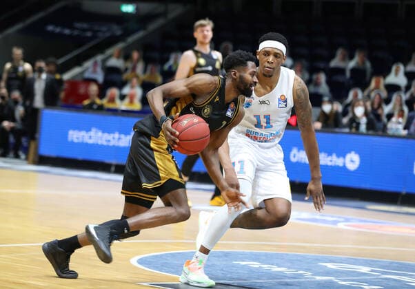 Löwen Braunschweig vs. MBC, BBL Braunschweig, 14.01.2021, BASKETBALL - easyCredit BBL Basketball Bundesliga, Löwen Braunschweig vs. SYNTAINICS Mitteldeutsche Basketball Club, Saison 2020 21. Bazoumana KonÃ (Löwen Braunschweig),Kyndahl Hill (MBC) Braunschweig