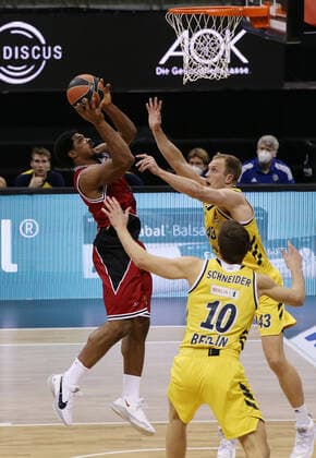 Kyle Hines, Tim Schneider, Luke Sikma Aktion Spielszene Zweikampf Basketball EuroLeague Herren Saison 2020 2021 14.01.2021 ALBA Berlin vs.Armani Mailand