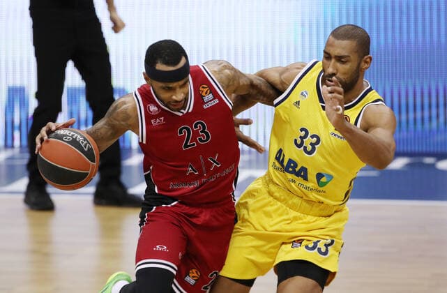 Malcolm Delaney, Jayson Granger Aktion Spielszene Zweikampf Basketball EuroLeague Herren Saison 2020 2021 14.01.2021 ALBA Berlin vs.Armani Mailand