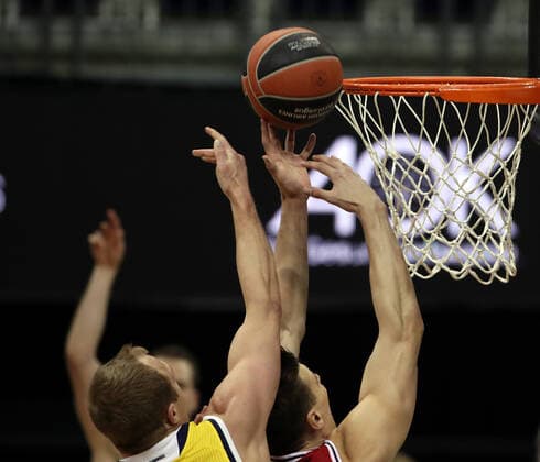 Luke Sikma, Kaleb Tarczewski Aktion Spielszene Zweikampf Basketball EuroLeague Herren Saison 2020 2021 14.01.2021 ALBA Berlin vs.Armani Mailand