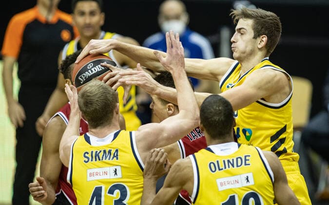 Basketball: Euroleague, Alba Berlin - AX Armani Exchange Mailand, Hauptrunde, 20. Spieltag, Mercedes-Benz Arena. Fuenf Spieler kaempfen um einen Ball. ALBAs Luke Sikma und ALBAs Louis Olinde ALBA Berlin vs Armani Mailand