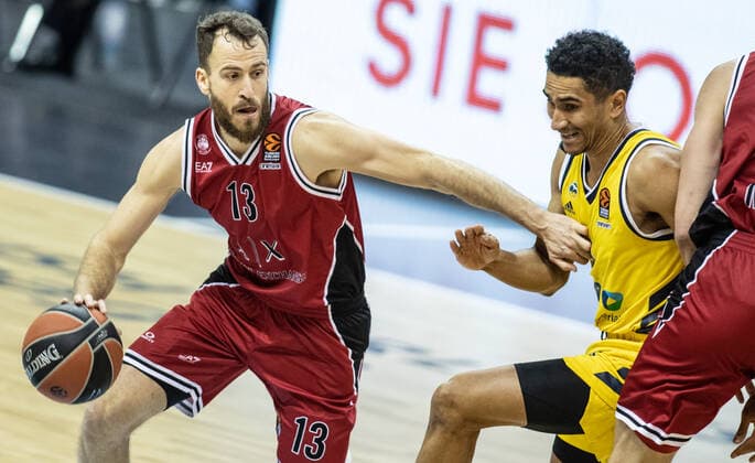Basketball: Euroleague, Alba Berlin - AX Armani Exchange Mailand, Hauptrunde, 20. Spieltag, Mercedes-Benz Arena. Sergio Rodriguez von Mailand kaempft gegen ALBAs Maodo Lo (r) um den Ball. ALBA Berlin vs Armani Mailand