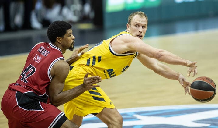 Basketball: Euroleague, Alba Berlin - AX Armani Exchange Mailand, Hauptrunde, 20. Spieltag, Mercedes-Benz Arena. Kyle Hines von Mailand kaempft gegen ALBAs Luke Sikma (r) um den Ball. ALBA Berlin vs Armani Mailand