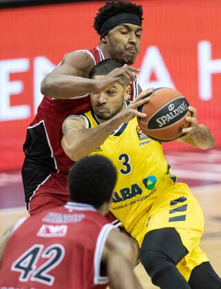 Basketball: Euroleague, Alba Berlin - AX Armani Exchange Mailand, Hauptrunde, 20. Spieltag, Mercedes-Benz Arena. ALBAs Peyton Siva (r) kaempft gegen Zach LeDay von Mailand um den Ball. ALBA Berlin vs Armani Mailand