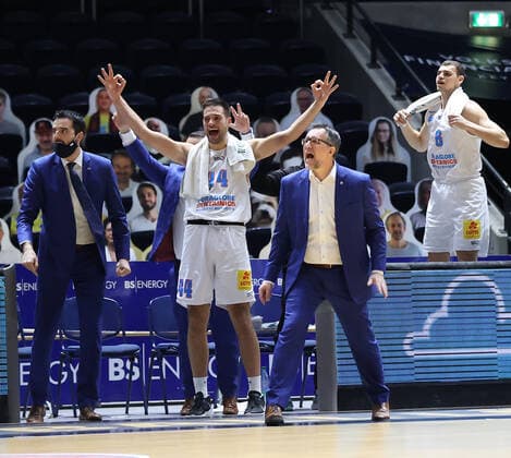 Benedikt Turudic (Syntainics MBC), Headcoach Silvano Poropat (Syntainics MBC) feiern den Sieg in Braunschweig