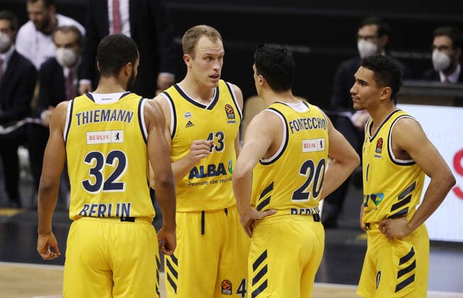 Johannes Thiemann, Luke Sikma redend, Simone Fontecchio, Maodo Lo Basketball EuroLeague Herren Saison 2020 2021 14.01.2021 ALBA Berlin vs.Armani Mailand