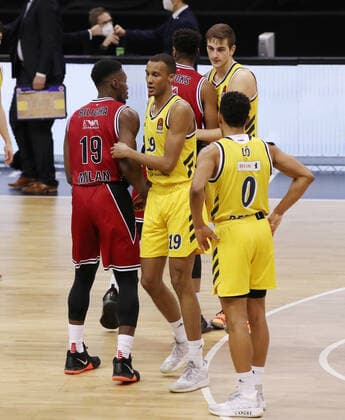 Paul Biligha, Louis Olinde, abklatschen nach Spielende, Maodo Lo enttäuscht nach Spielende Enttäuschung Basketball EuroLeague Herren Saison 2020 2021 14.01.2021 ALBA Berlin vs.Armani Mailand