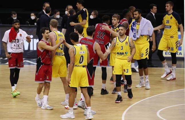Abklatschen nach Spielende, Luke Sikma, Maodo Lo, Peyton Siva, Johannes Thiemann enttäuscht nach Spielende Enttäuschung Basketball EuroLeague Herren Saison 2020 2021 14.01.2021 ALBA Berlin vs.Armani Mailand