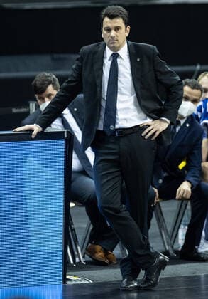 Basketball: Euroleague, Alba Berlin - AX Armani Exchange Mailand, Hauptrunde, 20. Spieltag, Mercedes-Benz Arena. ALBAs Co-Trainer Israel Gonzalez steht am Rand des Courts. Head Coach Reneses ist aufgrund eines positiven Coronatests weiter in Quarantäne. ALBA Berlin vs Armani Mailand
