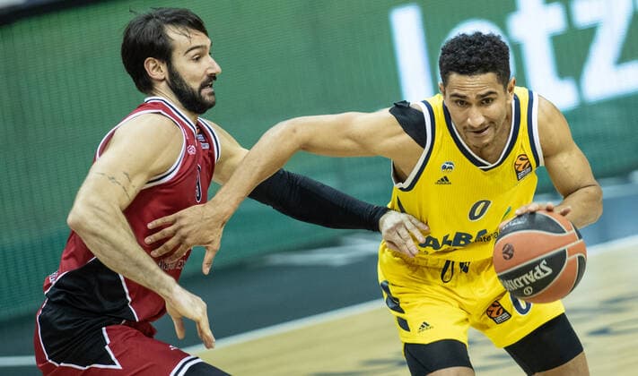 Basketball: Euroleague, Alba Berlin - AX Armani Exchange Mailand, Hauptrunde, 20. Spieltag, Mercedes-Benz Arena. ALBAs Maodo Lo (r) kaempft gegen Riccardo Moraschini von Mailand um den Ball. ALBA Berlin vs Armani Mailand