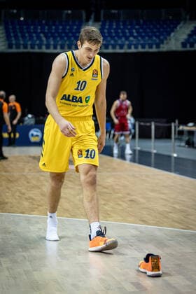 Sport Bilder des Tages Basketball Berlin 14.01.2021 Saison 2020 2021 Euroleague Regular Season Alba Berlin vs AX Armani Exchange Mailand Tim Schneider (Alba Berlin, No.10) verliert seinen Schuh