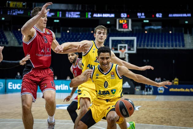 Basketball Berlin 14.01.2021 Saison 2020 2021 Euroleague Regular Season Alba Berlin vs AX Armani Exchange Mailand Maodo Lo (Alba Berlin, No.00) Tim Schneider (Alba Berlin, No.10) Kaleb Tarczewski (Mailand, No.15)