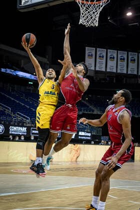 Basketball Berlin 14.01.2021 Saison 2020 2021 Euroleague Regular Season Alba Berlin vs AX Armani Exchange Mailand Peyton Siva (Alba Berlin, No.03) Zach LeDay (Mailand, No.02)