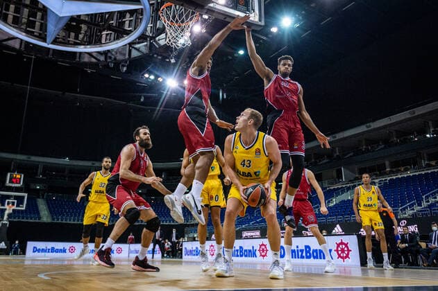 Basketball Berlin 14.01.2021 Saison 2020 2021 Euroleague Regular Season Alba Berlin vs AX Armani Exchange Mailand Luke Sikma (Alba Berlin, No.43) Jeff Brooks (Mailand, No.32) Kyle Hines (Mailand, No.42)
