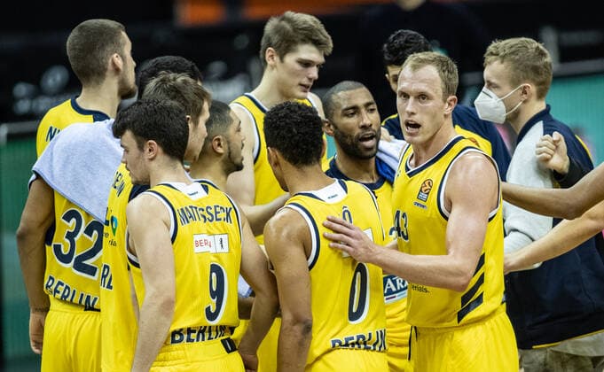 Basketball: Euroleague, Alba Berlin - AX Armani Exchange Mailand, Hauptrunde, 20. Spieltag, Mercedes-Benz Arena. Team von ALBA steht nach der Niederlage zusammen mit verletzem Niels Giffey (r). ALBA Berlin vs Armani Mailand