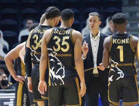 Headcoach Pete Strobl (Basketball Loewen Braunschweig) gibt Anweisungen