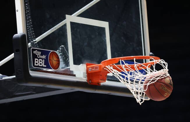 Symbolfoto, Basketball im Korb, BBL Logo