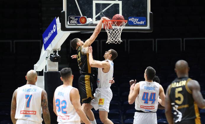 Löwen Braunschweig vs. MBC, BBL Braunschweig, 14.01.2021, BASKETBALL - easyCredit BBL Basketball Bundesliga, Löwen Braunschweig vs. SYNTAINICS Mitteldeutsche Basketball Club, Saison 2020 21. Gavin Schilling (Löwen Braunschweig) , Braunschweig