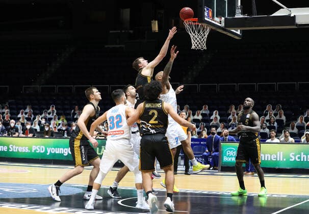 Löwen Braunschweig vs. MBC, BBL Braunschweig, 14.01.2021, BASKETBALL - easyCredit BBL Basketball Bundesliga, Löwen Braunschweig vs. SYNTAINICS Mitteldeutsche Basketball Club, Saison 2020 21. Lukas Meisner (Löwen Braunschweig) , Roko Rogic (MBC), Anthony Watkins (Löwen Braunschweig) Braunschweig