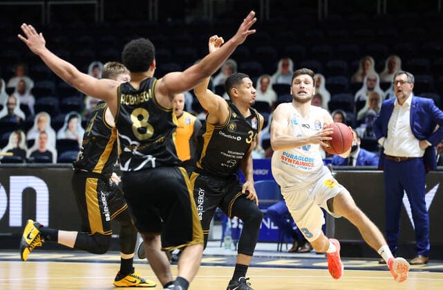 Löwen Braunschweig vs. MBC, BBL Braunschweig, 14.01.2021, BASKETBALL - easyCredit BBL Basketball Bundesliga, Löwen Braunschweig vs. SYNTAINICS Mitteldeutsche Basketball Club, Saison 2020 21. Karim Jallow (Löwen Braunschweig), Michal Michalak (MBC) Braunschweig