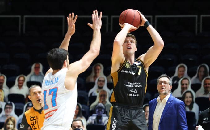 Löwen Braunschweig vs. MBC, BBL Braunschweig, 14.01.2021, BASKETBALL - easyCredit BBL Basketball Bundesliga, Löwen Braunschweig vs. SYNTAINICS Mitteldeutsche Basketball Club, Saison 2020 21. Aleksander Marelja (MBC), Lukas Meisner (Löwen Braunschweig) Braunschweig