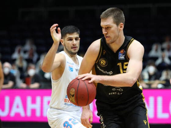 Löwen Braunschweig vs. MBC, BBL Braunschweig, 14.01.2021, BASKETBALL - easyCredit BBL Basketball Bundesliga, Löwen Braunschweig vs. SYNTAINICS Mitteldeutsche Basketball Club, Saison 2020 21. Roko Rogic (MBC), Martin Peterka (Löwen Braunschweig) Braunschweig