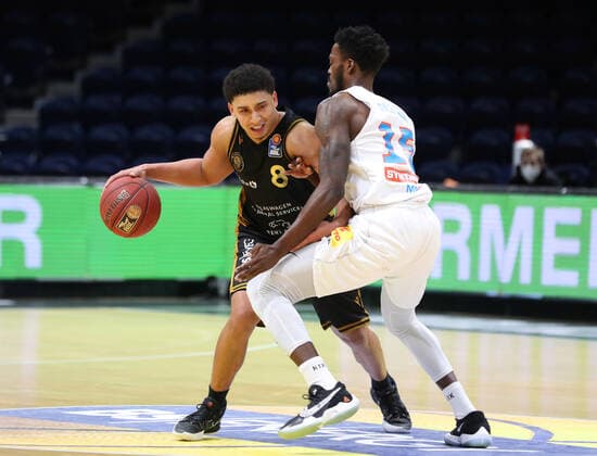 Löwen Braunschweig vs. MBC, BBL Braunschweig, 14.01.2021, BASKETBALL - easyCredit BBL Basketball Bundesliga, Löwen Braunschweig vs. SYNTAINICS Mitteldeutsche Basketball Club, Saison 2020 21. James Robinson (Löwen Braunschweig) , Shavon Coleman (MBC) Braunschweig