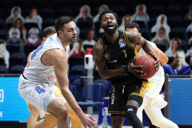 Löwen Braunschweig vs. MBC, BBL Braunschweig, 14.01.2021, BASKETBALL - easyCredit BBL Basketball Bundesliga, Löwen Braunschweig vs. SYNTAINICS Mitteldeutsche Basketball Club, Saison 2020 21. Benedikt Turudic (MBC), Bazoumana KonÃ (Löwen Braunschweig) Braunschweig