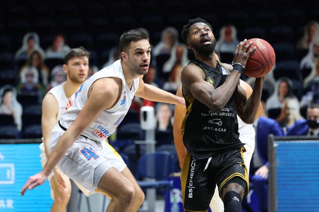 Löwen Braunschweig vs. MBC, BBL Braunschweig, 14.01.2021, BASKETBALL - easyCredit BBL Basketball Bundesliga, Löwen Braunschweig vs. SYNTAINICS Mitteldeutsche Basketball Club, Saison 2020 21. Benedikt Turudic (MBC), Bazoumana KonÃ (Löwen Braunschweig) Braunschweig