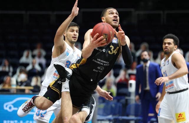 Löwen Braunschweig vs. MBC, BBL Braunschweig, 14.01.2021, BASKETBALL - easyCredit BBL Basketball Bundesliga, Löwen Braunschweig vs. SYNTAINICS Mitteldeutsche Basketball Club, Saison 2020 21. Gavin Schilling (Löwen Braunschweig), Roko Rogic (MBC) Braunschweig