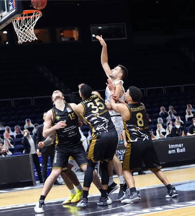 Sport Bilder des Tages Benedikt Turudic (Syntainics MBC) setzt sich gegen James Robinson (Basketball Loewen Braunschweig), Karim Jallow (Basketball Loewen Braunschweig) und Martin Peterka (Basketball Loewen Braunschweig) erfolgreich durch