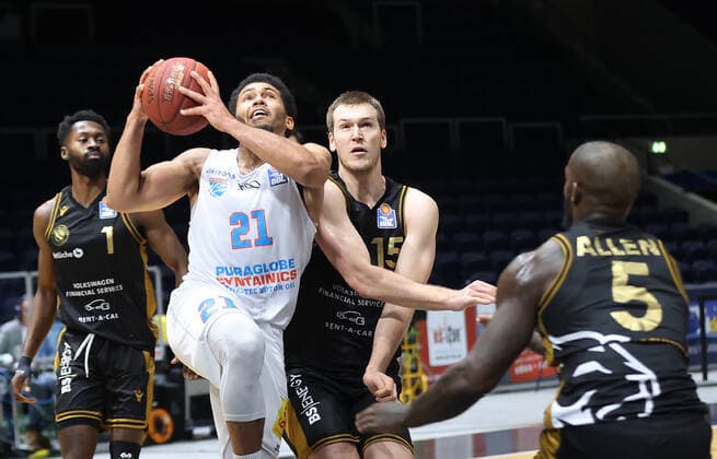 Quinton Hooker (Syntainics MBC), Martin Peterka (Basketball Loewen Braunschweig)
