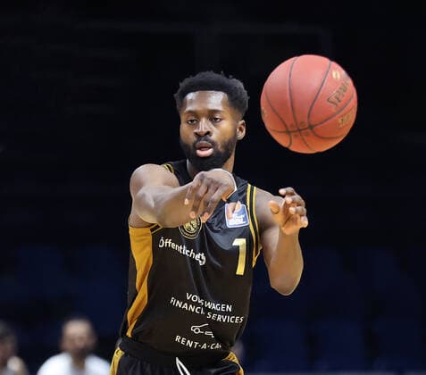 Bazoumana Kone (Basketball Loewen Braunschweig) am Ball