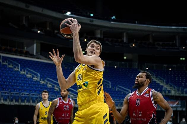 Basketball Berlin 14.01.2021 Saison 2020 2021 Euroleague Regular Season Alba Berlin vs AX Armani Exchange Mailand Ben Lammers (Alba Berlin, No.50) Kevin Punter (Mailand, No.00)