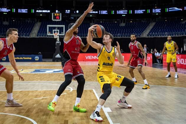 Basketball Berlin 14.01.2021 Saison 2020 2021 Euroleague Regular Season Alba Berlin vs AX Armani Exchange Mailand Jonas Mattisseck (Alba Berlin, No.09) Malcolm Delaney (Mailand, No.23)