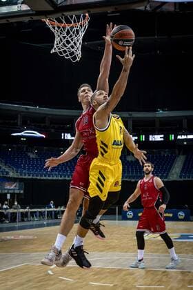 Basketball Berlin 14.01.2021 Saison 2020 2021 Euroleague Regular Season Alba Berlin vs AX Armani Exchange Mailand Peyton Siva (Alba Berlin, No.03) Kaleb Tarczewski (Mailand, No.15)