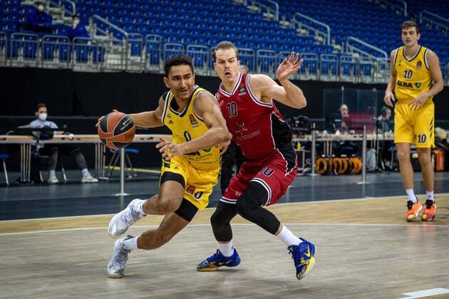 Basketball Berlin 14.01.2021 Saison 2020 2021 Euroleague Regular Season Alba Berlin vs AX Armani Exchange Mailand Maodo Lo (Alba Berlin, No.00) Michael Roll (Mailand, No.10)