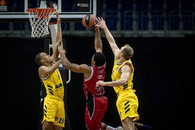 Basketball Berlin 14.01.2021 Saison 2020 2021 Euroleague Regular Season Alba Berlin vs AX Armani Exchange Mailand Kyle Hines (Mailand, No.42) Louis Olinde (Alba Berlin, No.19) Luke Sikma (Alba Berlin, No.43)